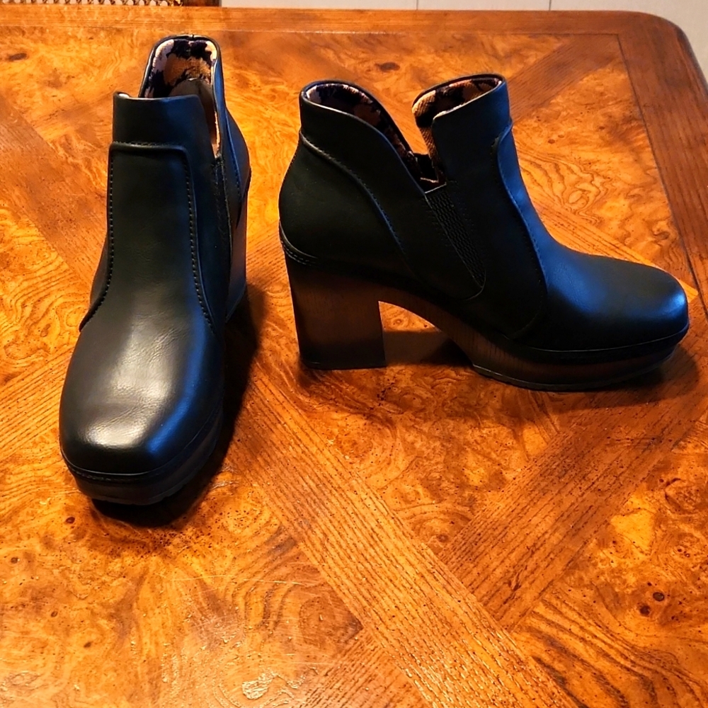 KORKS Women's Robin Platform Bootie Black